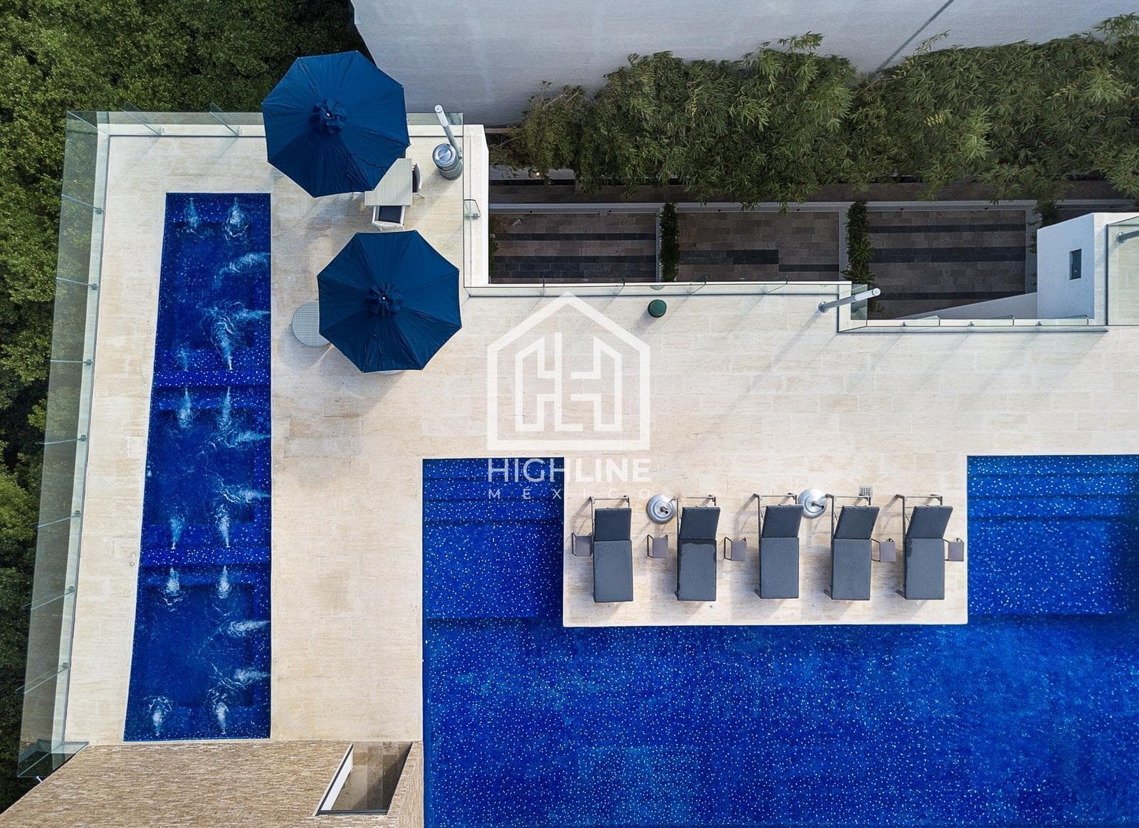 2-BEDROOM APARTMENT IN A PENTHOUSE / JUST STEPS FROM MAMITAS BEACH / SPECIAL PRICE / POTENTIAL FOR APPRECIATION.