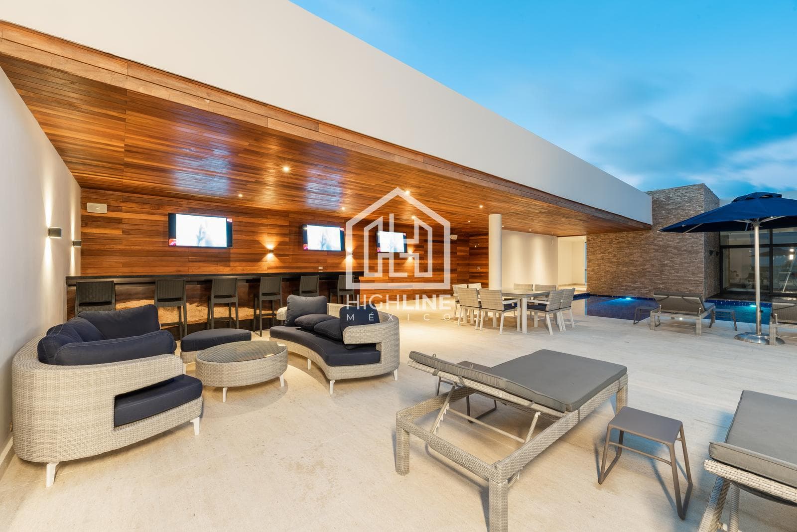 2-BEDROOM APARTMENT IN A PENTHOUSE / JUST STEPS FROM MAMITAS BEACH / SPECIAL PRICE / POTENTIAL FOR APPRECIATION.