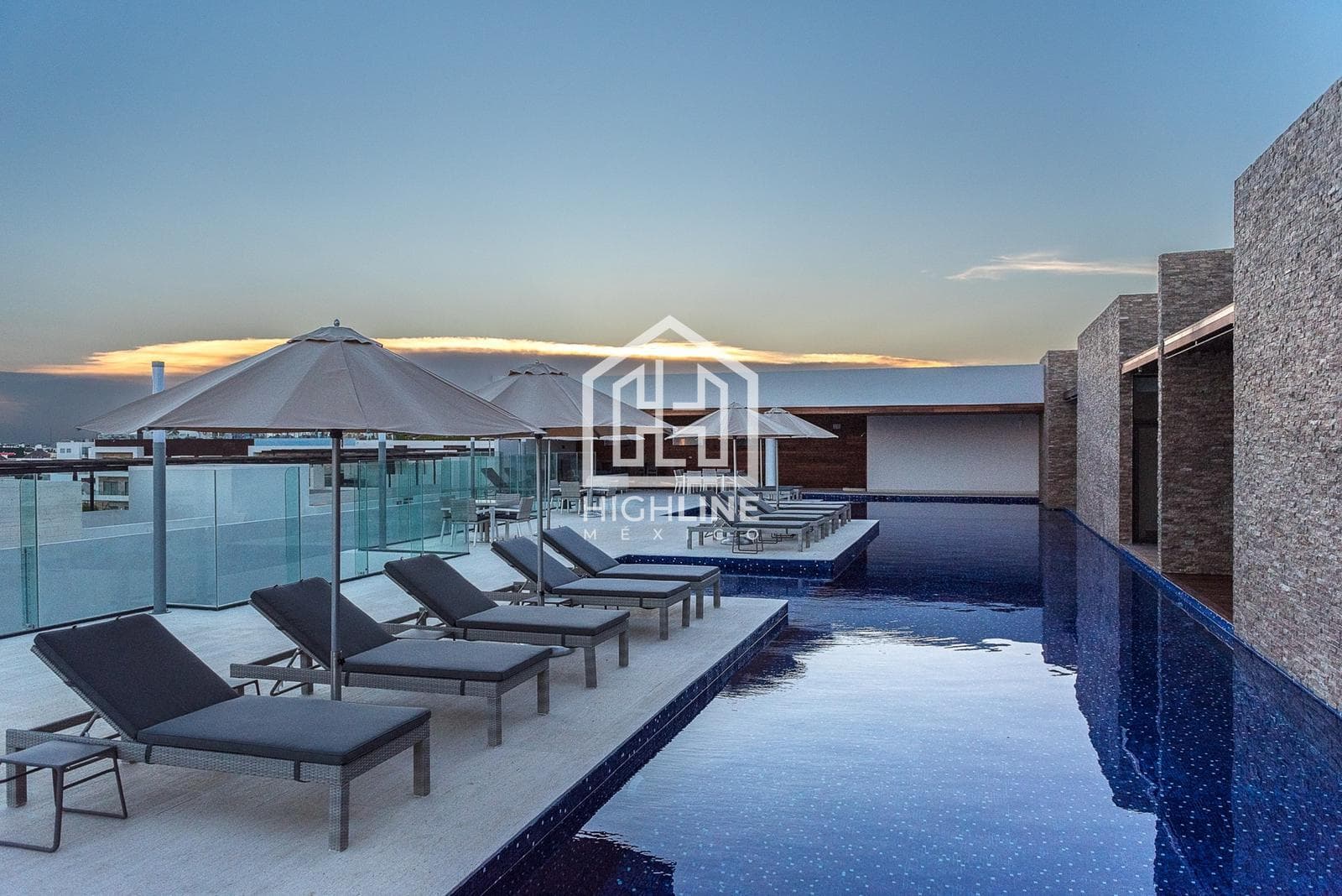 2-BEDROOM APARTMENT IN A PENTHOUSE / JUST STEPS FROM MAMITAS BEACH / SPECIAL PRICE / POTENTIAL FOR APPRECIATION.