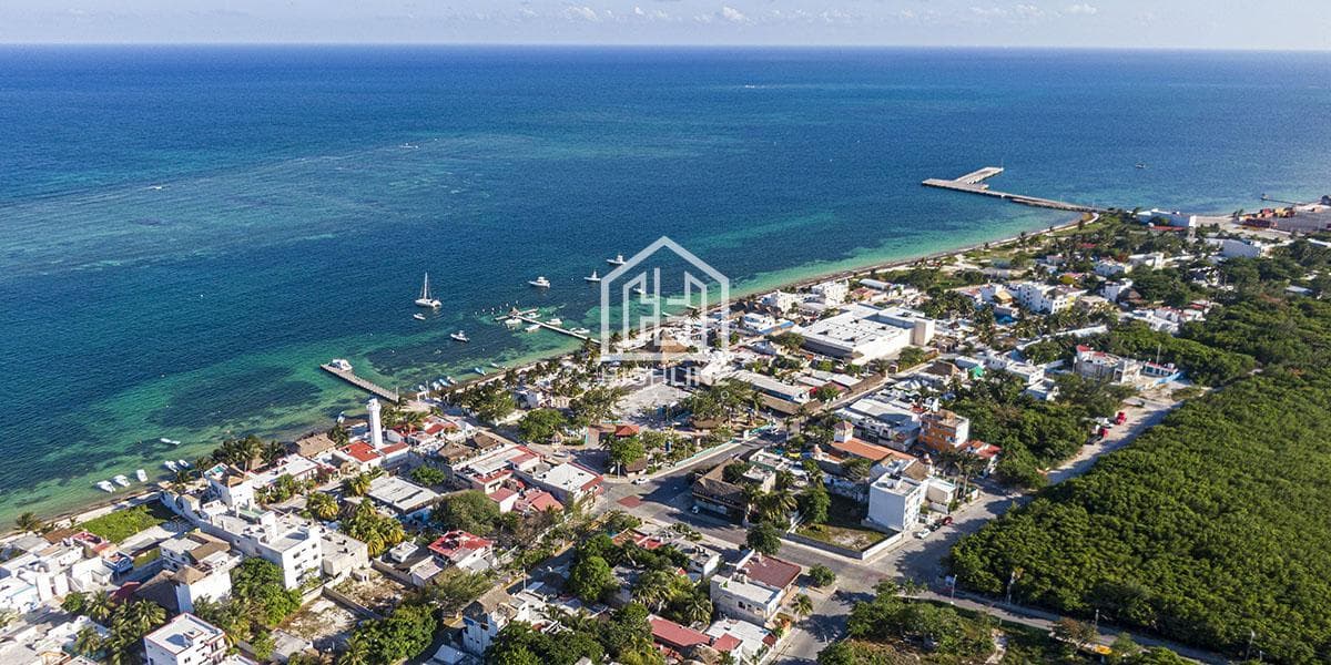 STUDIO APARTMENT WITH TERRACE FOR SALE. PUERTO MORELOS. ROOFTOP, GYM, AND POOL.