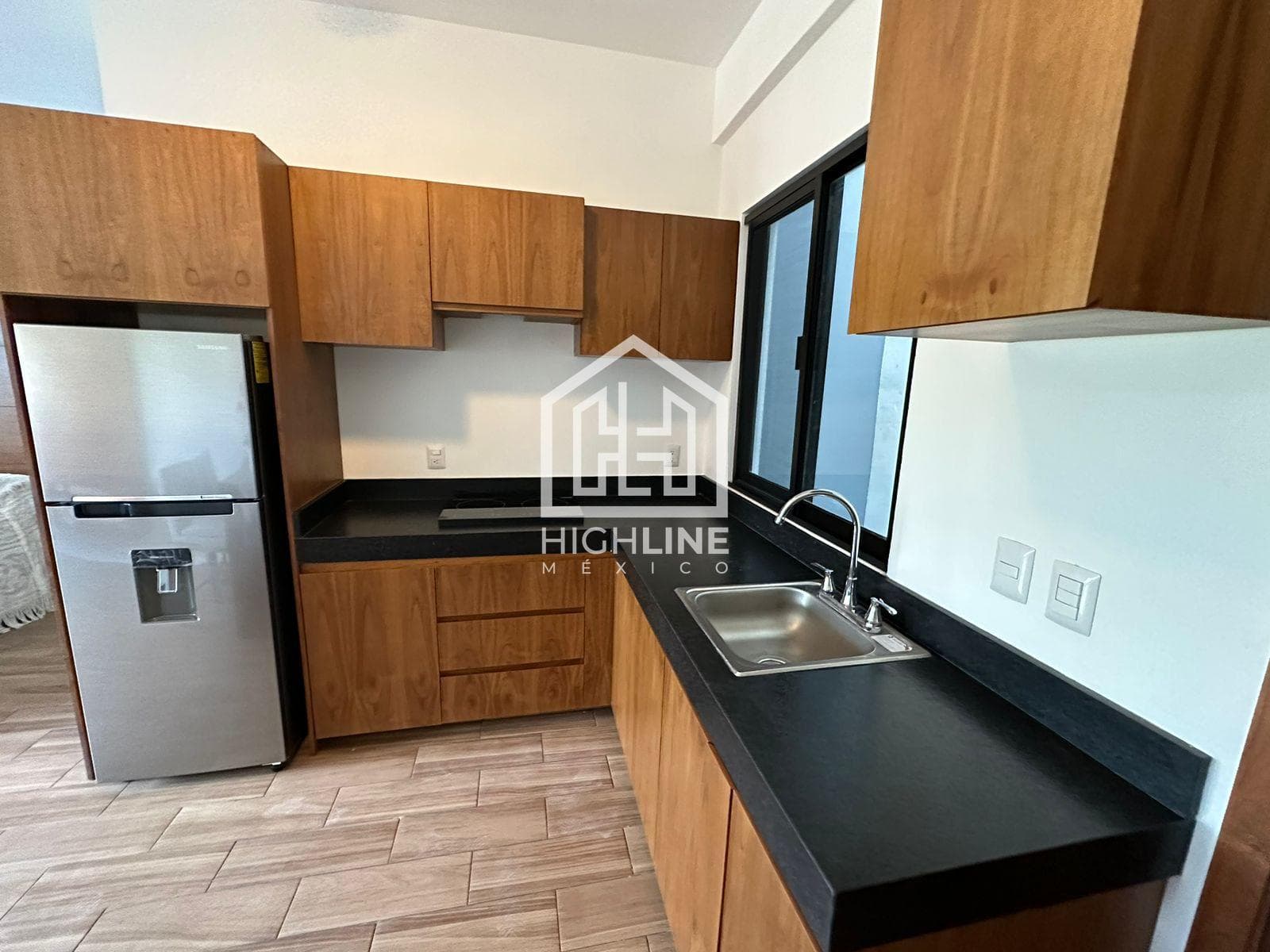 1-BEDROOM STUDIO APARTMENT / FOR SALE / JUST STEPS FROM 5TH AVENUE AND THE OCEAN / ROI.