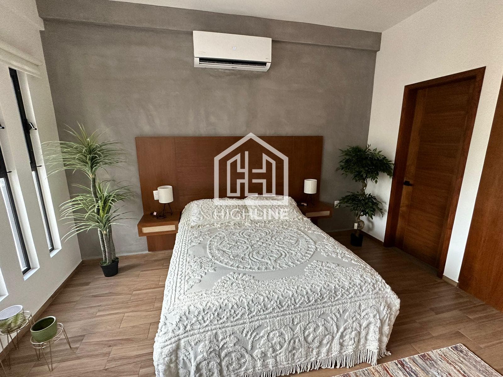 1-BEDROOM STUDIO APARTMENT / FOR SALE / JUST STEPS FROM 5TH AVENUE AND THE OCEAN / ROI.