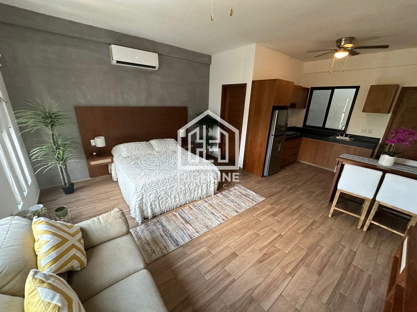 1-BEDROOM STUDIO APARTMENT / FOR SALE / JUST STEPS FROM 5TH AVENUE AND THE OCEAN / ROI.