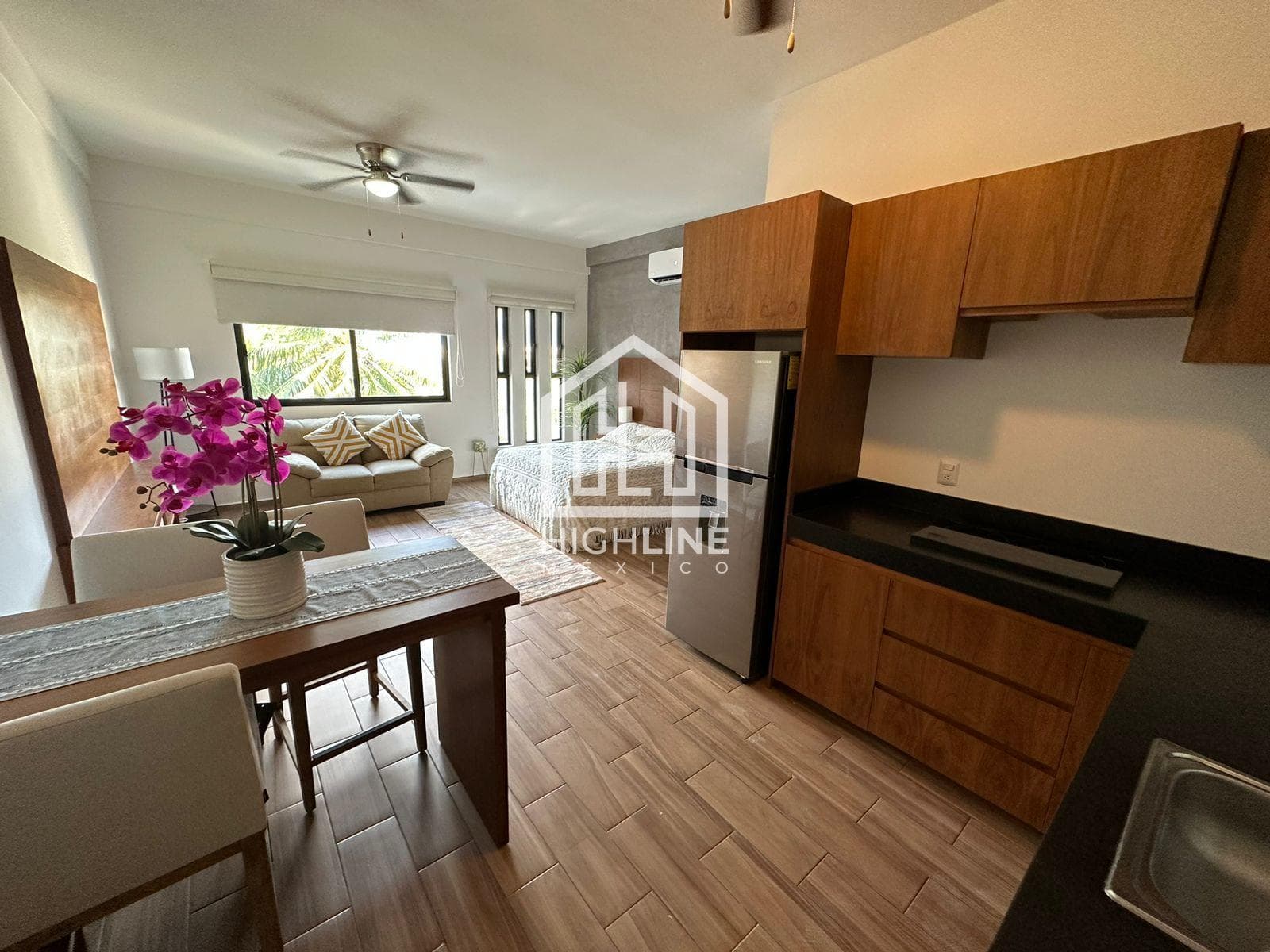 1-BEDROOM STUDIO APARTMENT / FOR SALE / JUST STEPS FROM 5TH AVENUE AND THE OCEAN / ROI.