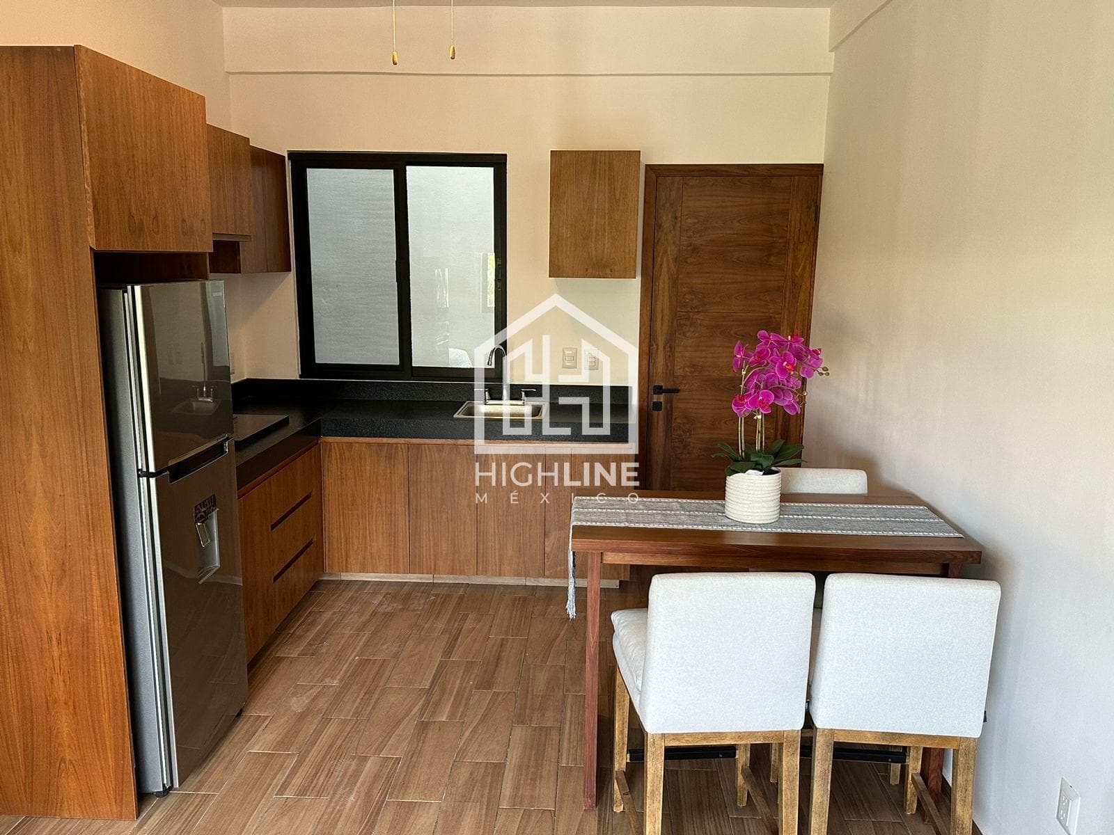 1-BEDROOM STUDIO APARTMENT / FOR SALE / JUST STEPS FROM 5TH AVENUE AND THE OCEAN / ROI.