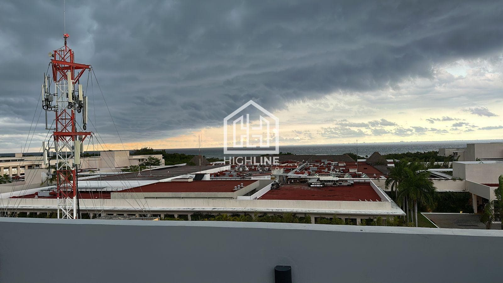1-BEDROOM STUDIO APARTMENT / FOR SALE / JUST STEPS FROM 5TH AVENUE AND THE OCEAN / ROI.
