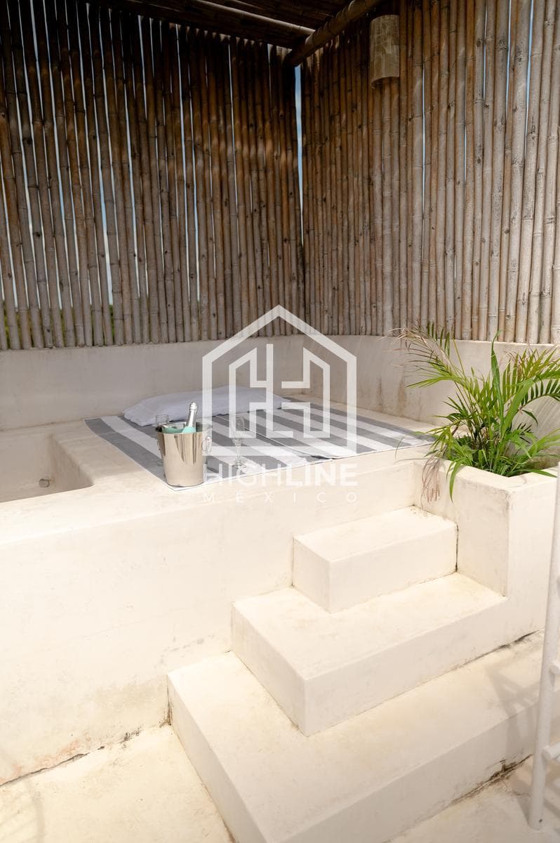 1-BEDROOM APARTMENT / PRIVATE ROOF / FOR SALE / IMMEDIATE OCCUPANCY / 7 MINUTES FROM THE BEACH / ROI.