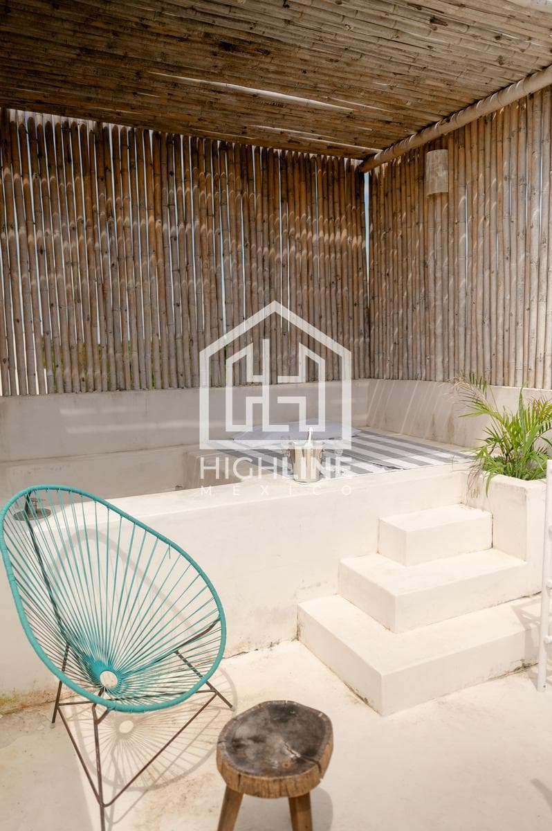 1-BEDROOM APARTMENT / PRIVATE ROOF / FOR SALE / IMMEDIATE OCCUPANCY / 7 MINUTES FROM THE BEACH / ROI.