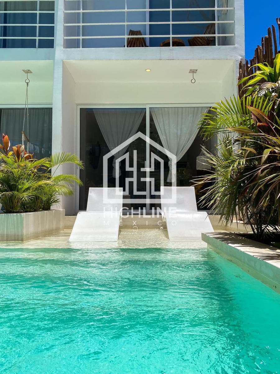 1-BEDROOM APARTMENT / PRIVATE ROOF / FOR SALE / IMMEDIATE OCCUPANCY / 7 MINUTES FROM THE BEACH / ROI.