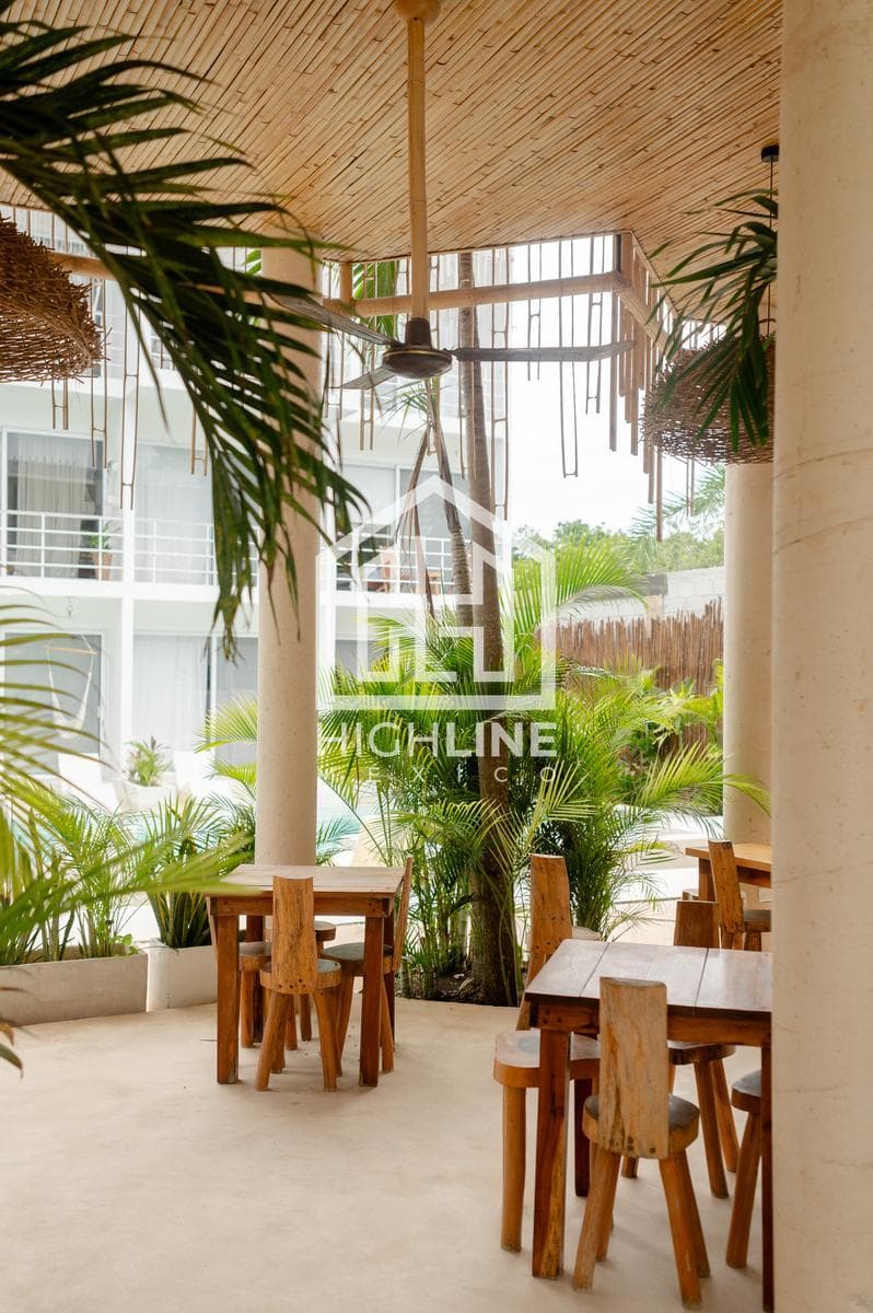 1-BEDROOM APARTMENT / PRIVATE ROOF / FOR SALE / IMMEDIATE OCCUPANCY / 7 MINUTES FROM THE BEACH / ROI.