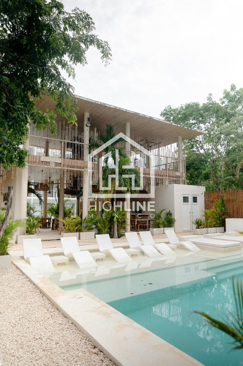 1-BEDROOM APARTMENT / PRIVATE ROOF / FOR SALE / IMMEDIATE OCCUPANCY / 7 MINUTES FROM THE BEACH / ROI.
