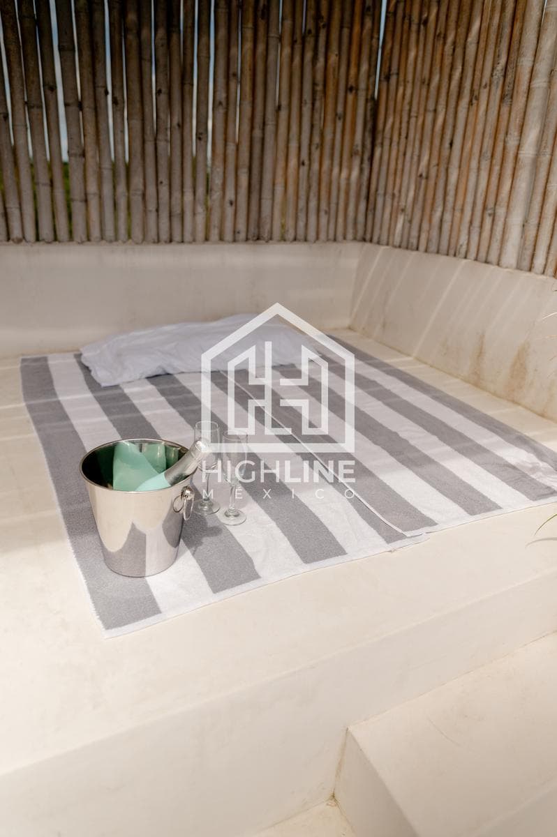 1-BEDROOM APARTMENT / PRIVATE ROOF / FOR SALE / IMMEDIATE OCCUPANCY / 7 MINUTES FROM THE BEACH / ROI.