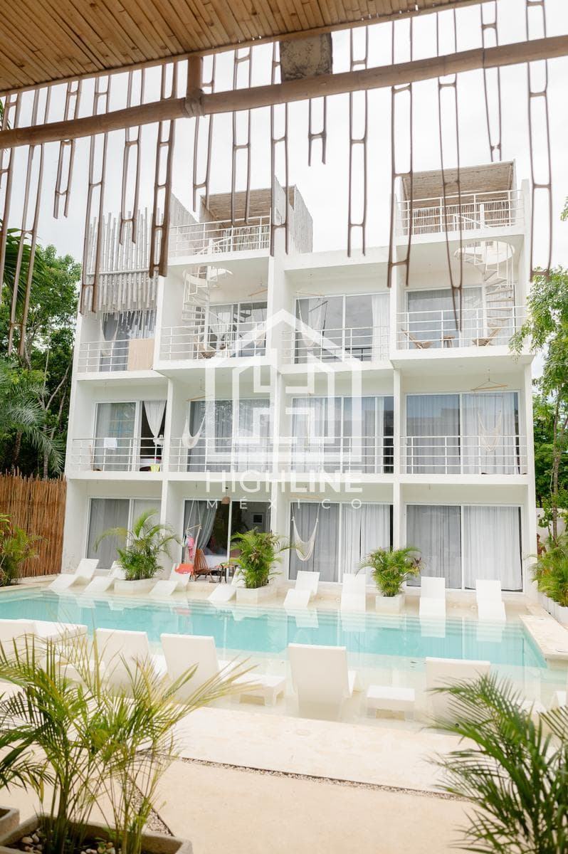 1-BEDROOM APARTMENT / PRIVATE ROOF / FOR SALE / IMMEDIATE OCCUPANCY / 7 MINUTES FROM THE BEACH / ROI.