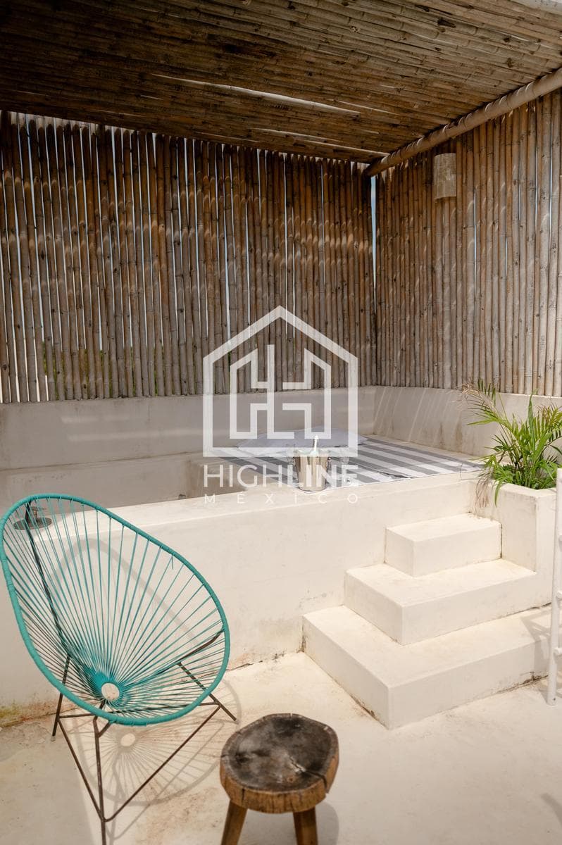 1-BEDROOM APARTMENT / PRIVATE ROOF / FOR SALE / IMMEDIATE OCCUPANCY / 7 MINUTES FROM THE BEACH / ROI.