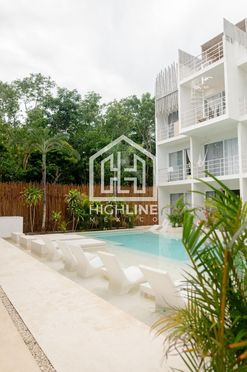 1-BEDROOM APARTMENT / PRIVATE ROOF / FOR SALE / IMMEDIATE OCCUPANCY / 7 MINUTES FROM THE BEACH / ROI.