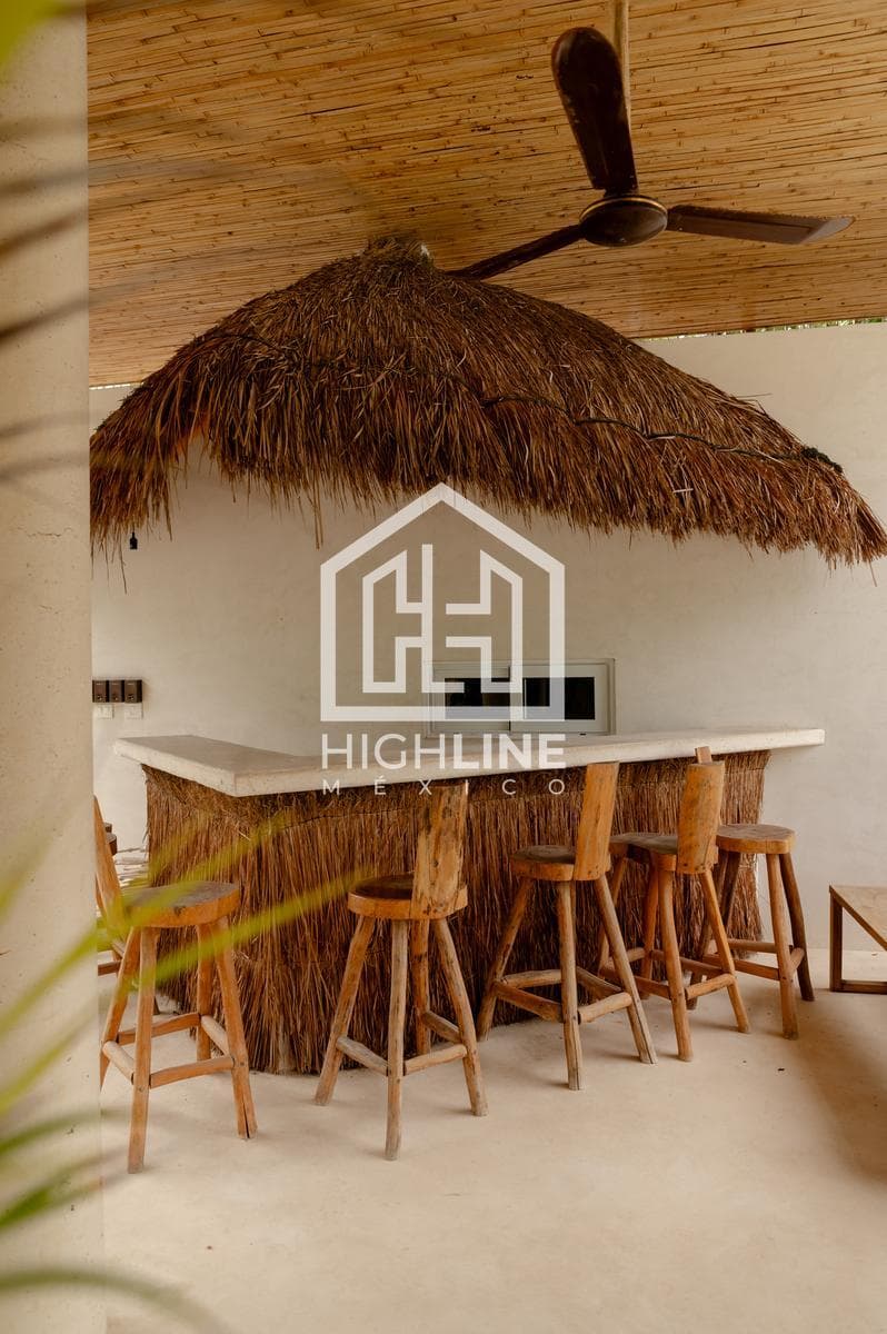 1-BEDROOM APARTMENT / PRIVATE ROOF / FOR SALE / IMMEDIATE OCCUPANCY / 7 MINUTES FROM THE BEACH / ROI.