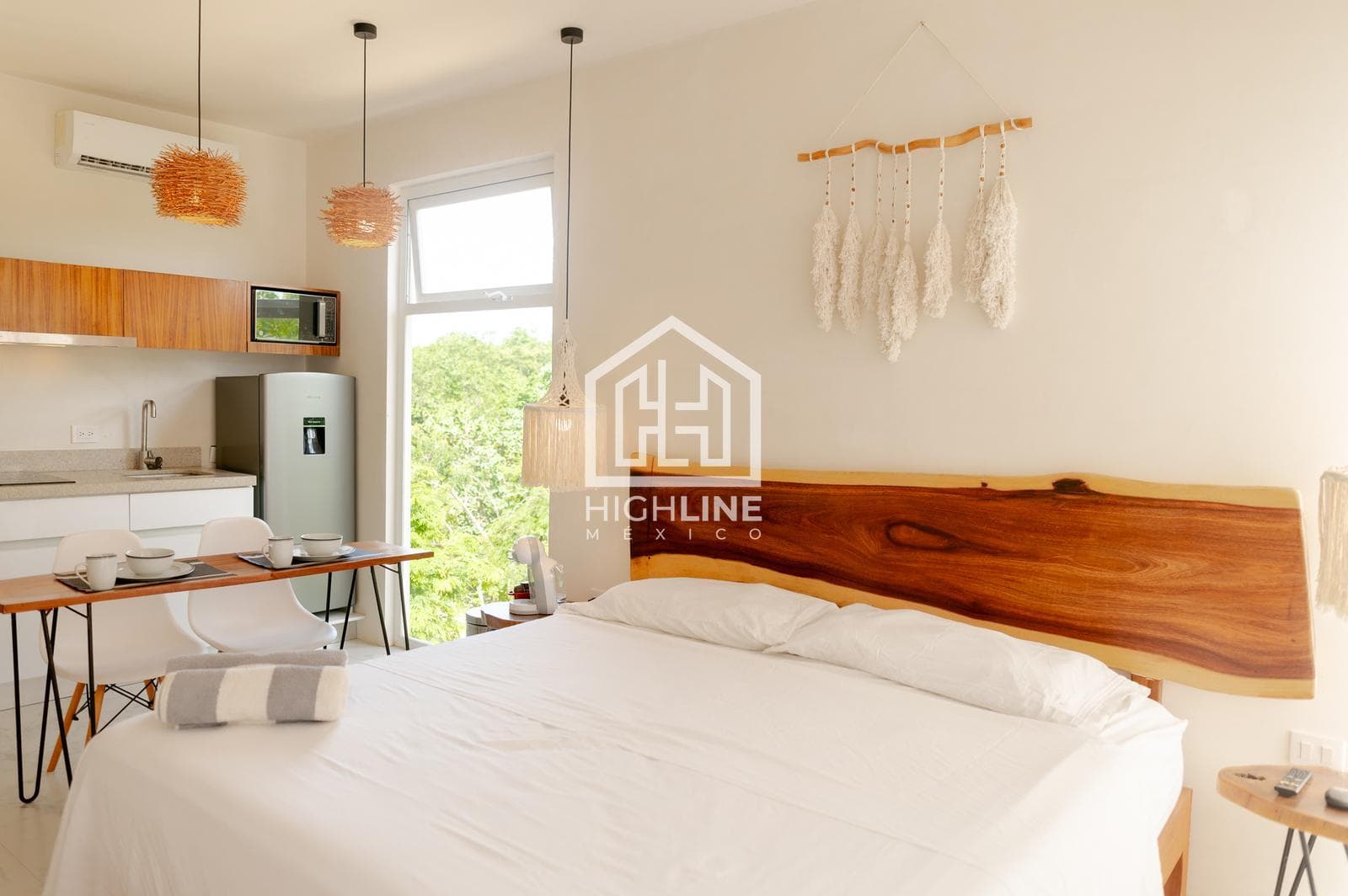 1-BEDROOM APARTMENT / PRIVATE ROOF / FOR SALE / IMMEDIATE OCCUPANCY / 7 MINUTES FROM THE BEACH / ROI.