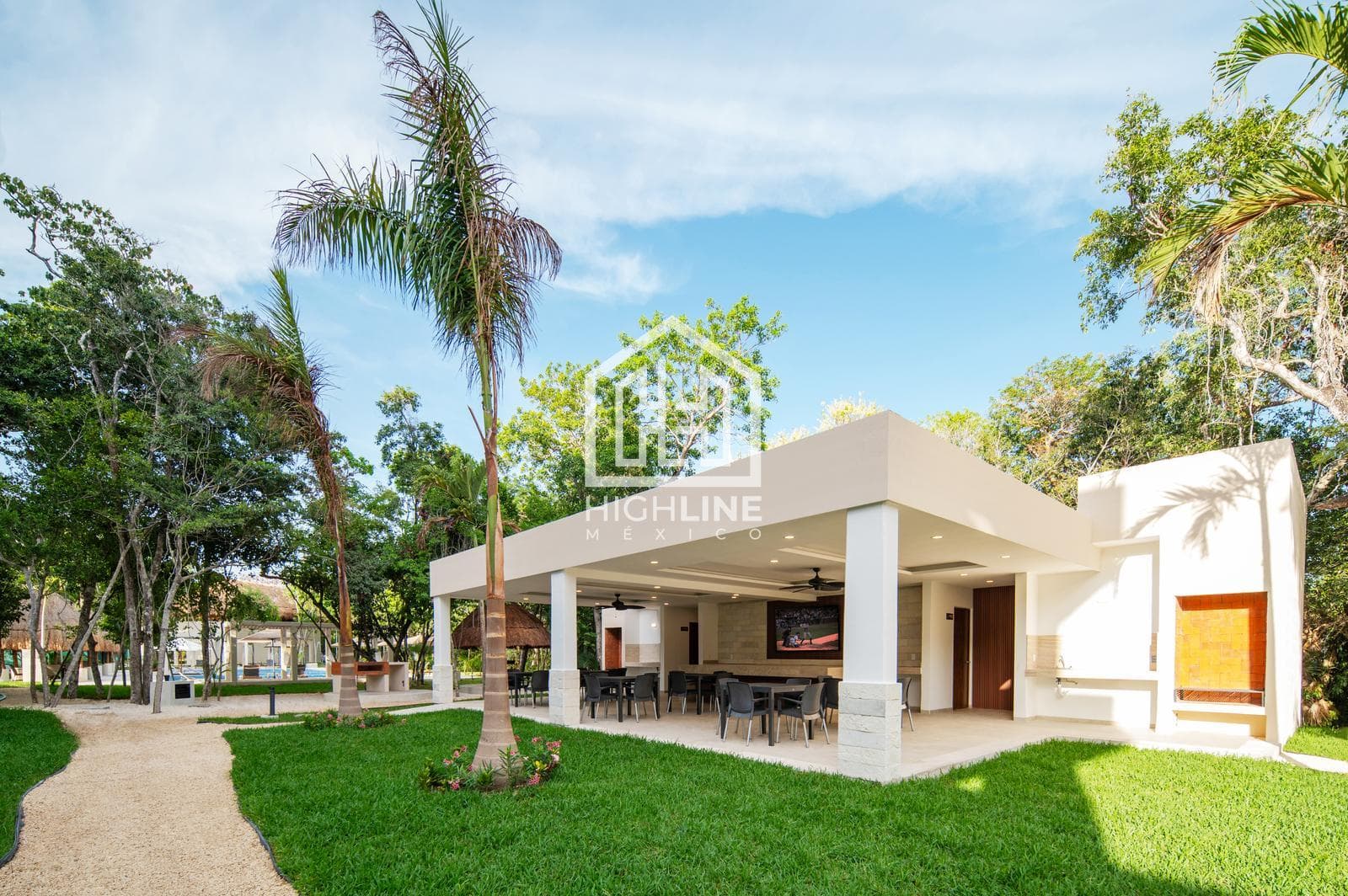 PENTHOUSE IN PUERTO MORELOS, OVER 30 AMENITIES. IMMEDIATE OCCUPANCY. IDEAL FOR AIRBNB.