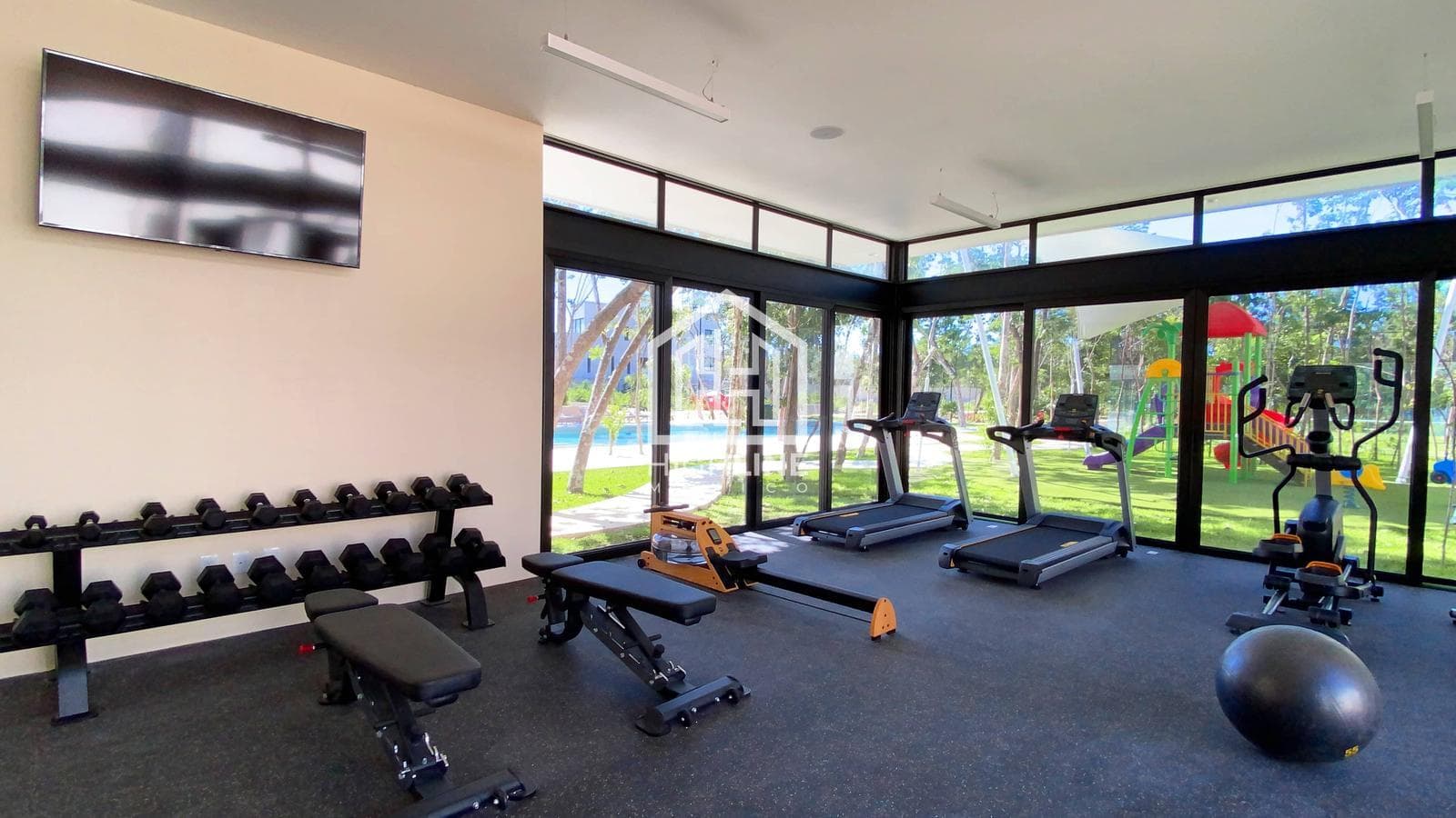 3-BEDROOM HOUSE / IMMEDIATE OCCUPANCY / PLAYA DEL CARMEN / PADEL COURT / CAPITAL GAINS / RESIDENTIAL COMPLEX.