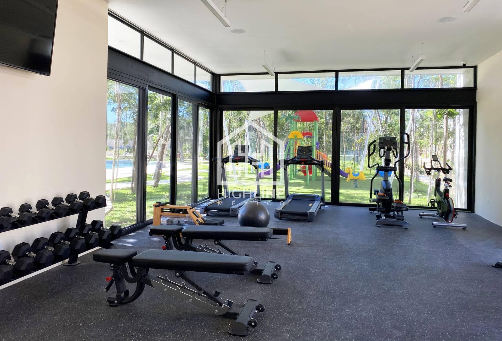 3-BEDROOM HOUSE / IMMEDIATE OCCUPANCY / PLAYA DEL CARMEN / PADEL COURT / CAPITAL GAINS / RESIDENTIAL COMPLEX.