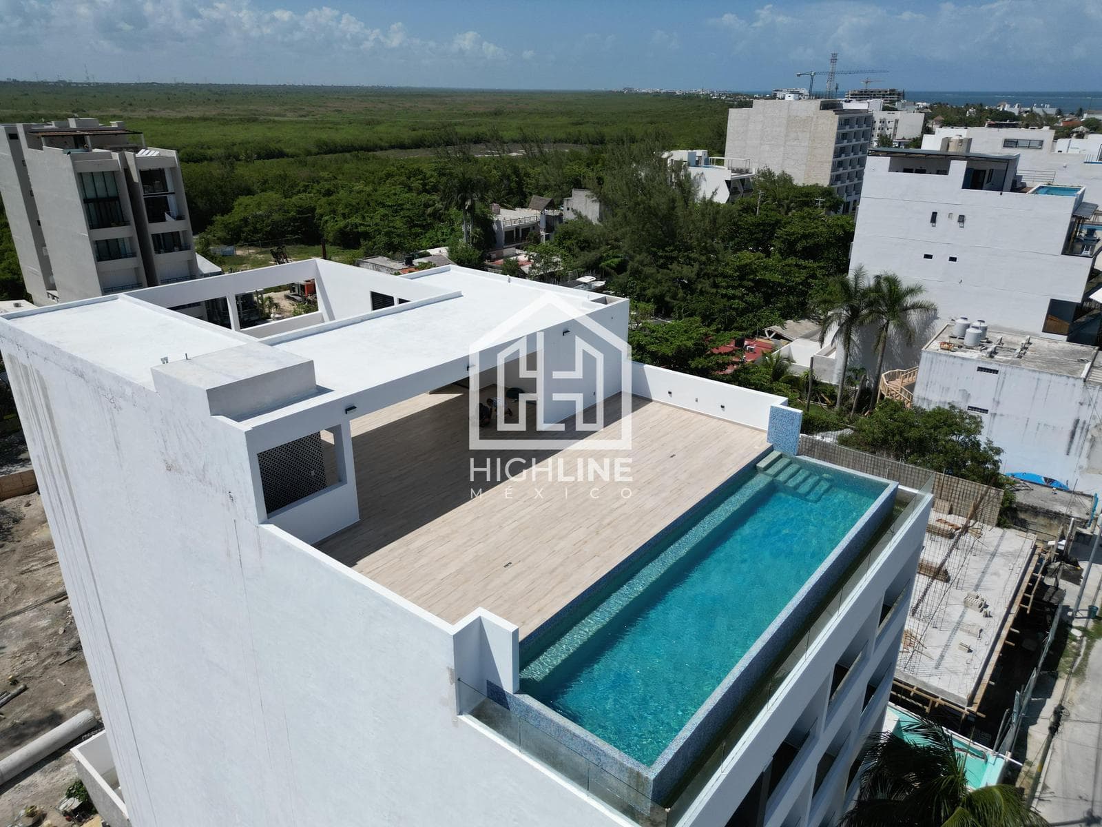 ESTUDIO CON BALCÓN Y VISTA AL MAR. PUERTO MORELOS. ROOFTOP, ALBERCA,RESTAURANTE.