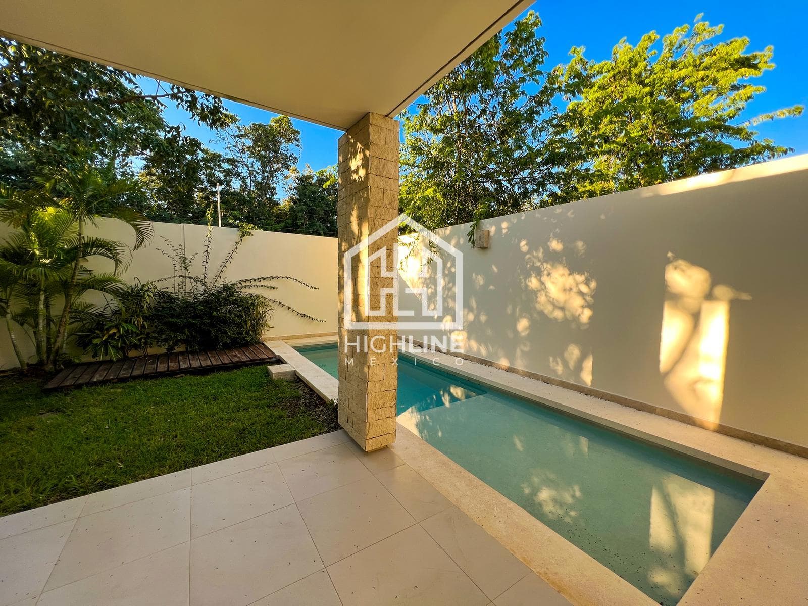 4-Bedroom House for Sale in Playa del Carmen Near the Beach | Pool and Padel Court