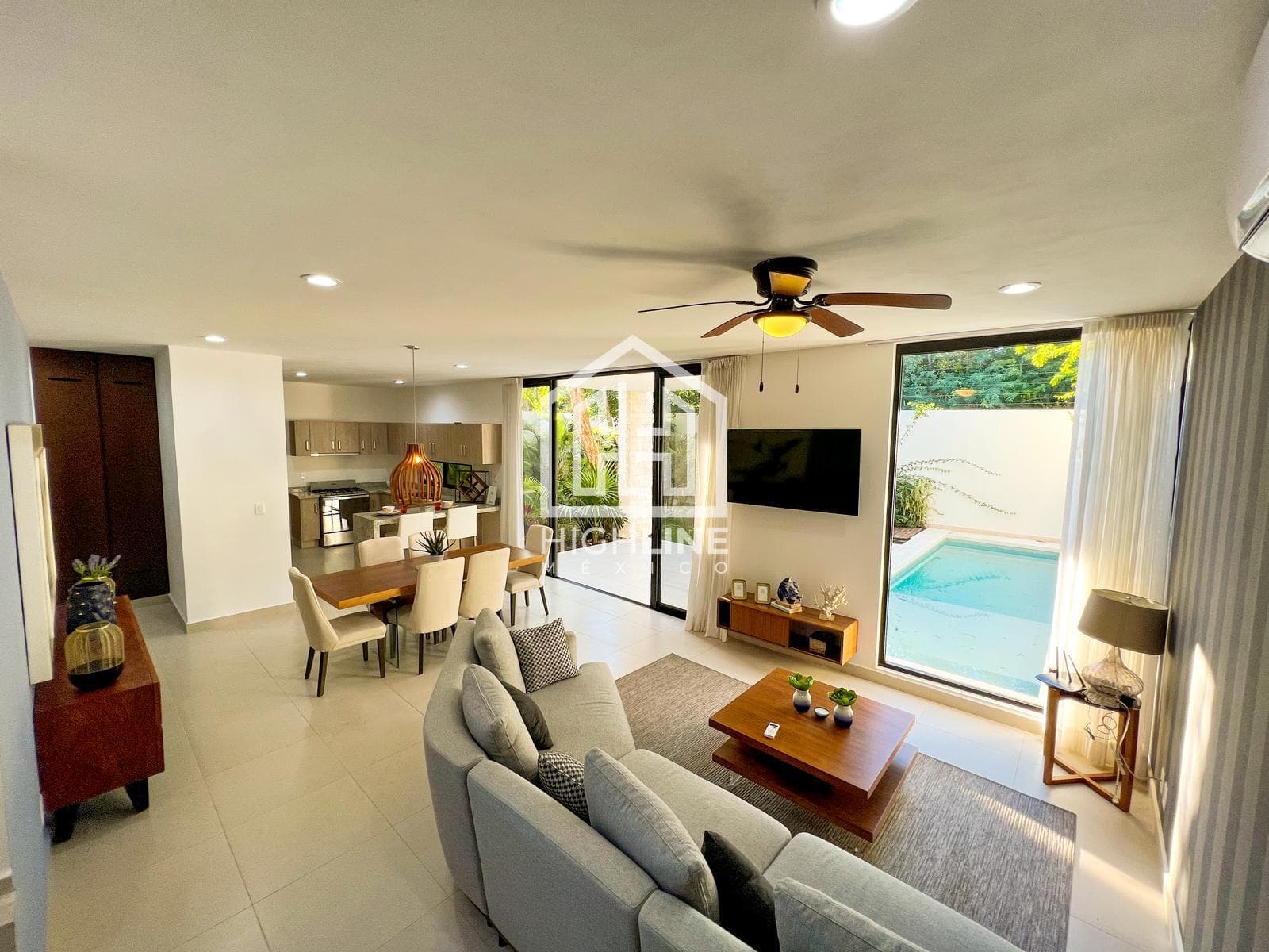 4-Bedroom House for Sale in Playa del Carmen Near the Beach | Pool and Padel Court