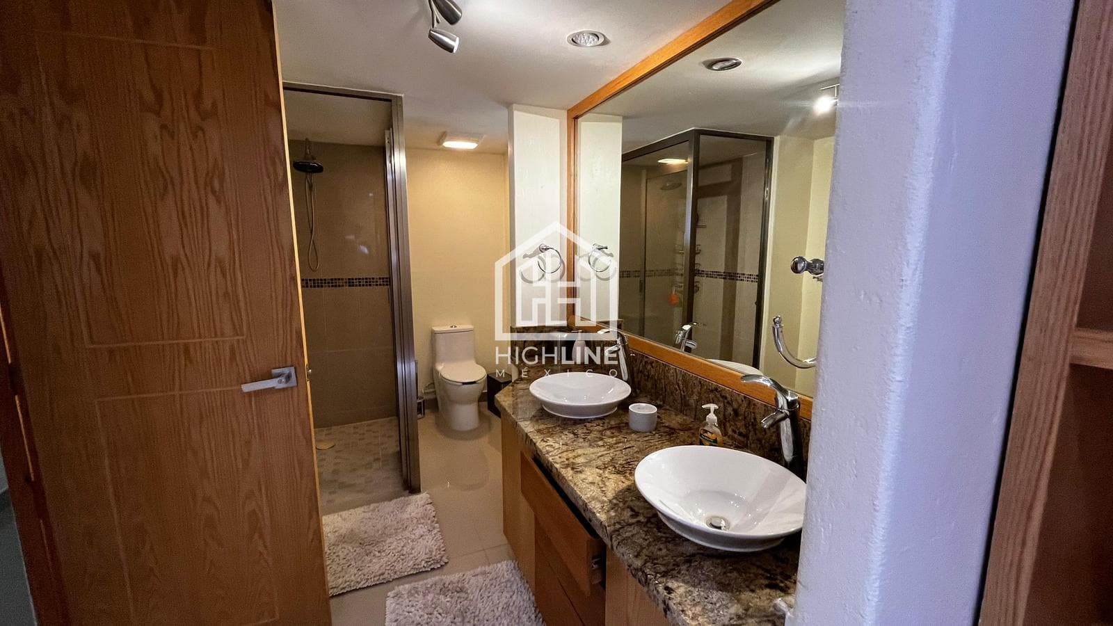 APARTMENT FOR SALE IN CANCUN'S HOTEL ZONE: 2 BEDROOMS, VIEW OF THE LAGOON