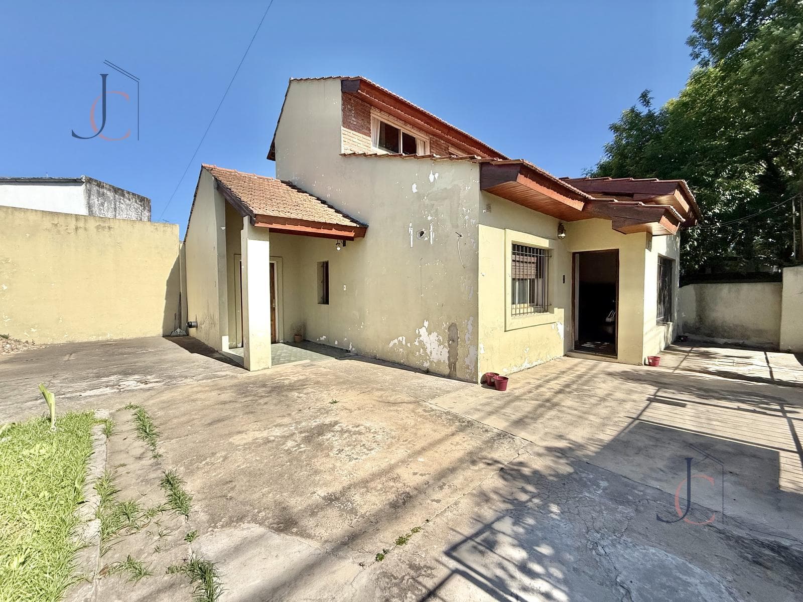 AMERICAN-STYLE HOUSE FOR SALE: 4 ROOMS, CASTELAR SUR - QUALIFIES FOR A LOAN