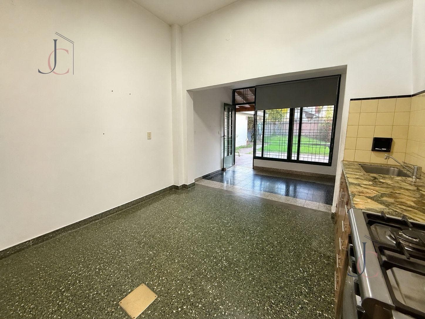 3-room house in Villa Luzuriaga—ideal for investors