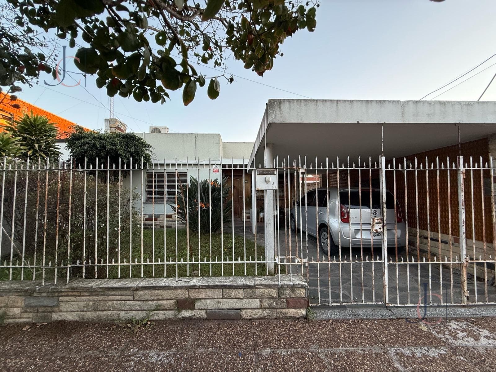 3-room house in Villa Luzuriaga—ideal for investors