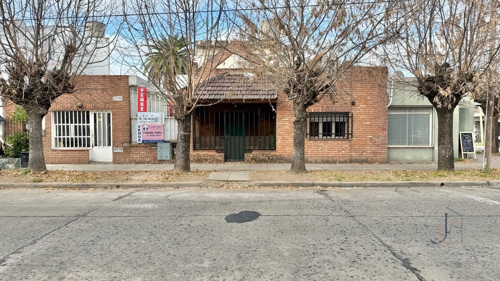 3-room house with a patio, garage, outbuilding, and 2 commercial spaces in Villa Luzuriaga