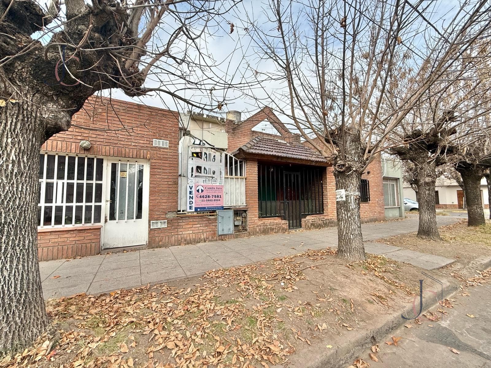 3-room house with a patio, garage, outbuilding, and 2 commercial spaces in Villa Luzuriaga