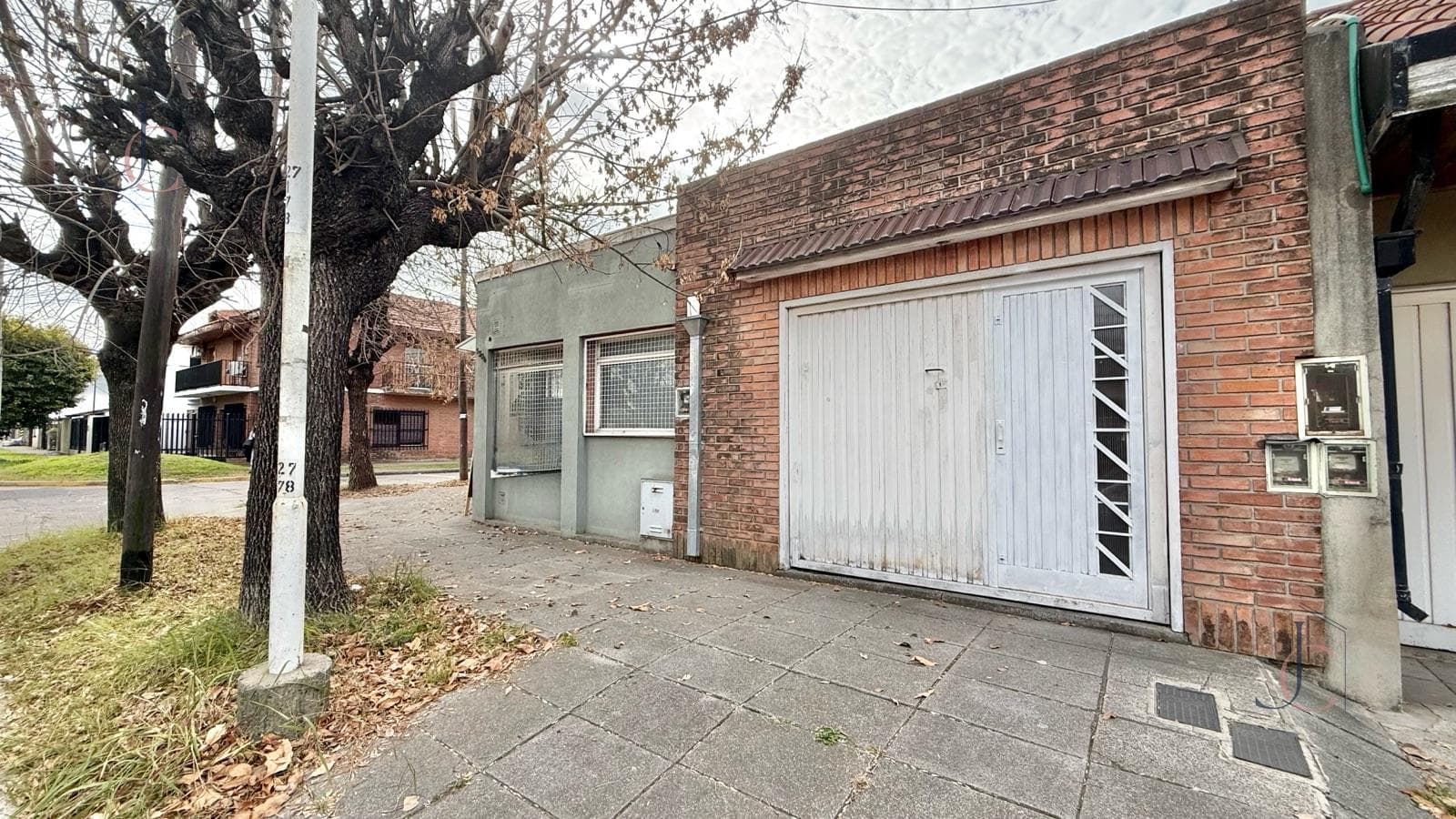 3-room house with a patio, garage, outbuilding, and 2 commercial spaces in Villa Luzuriaga