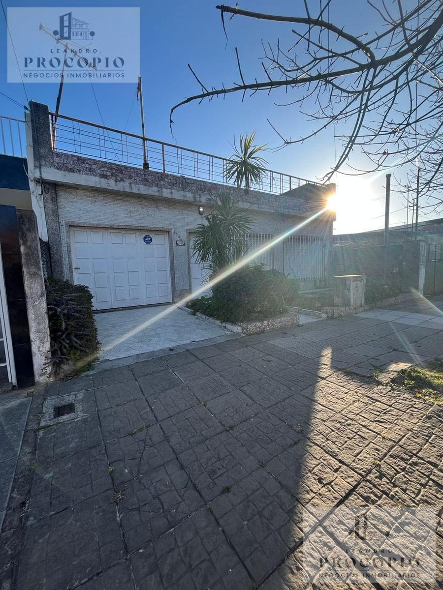 4-room house for sale with a yard in need of renovation in El Palomar