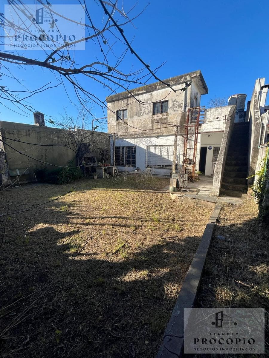 4-room house for sale with a yard in need of renovation in El Palomar