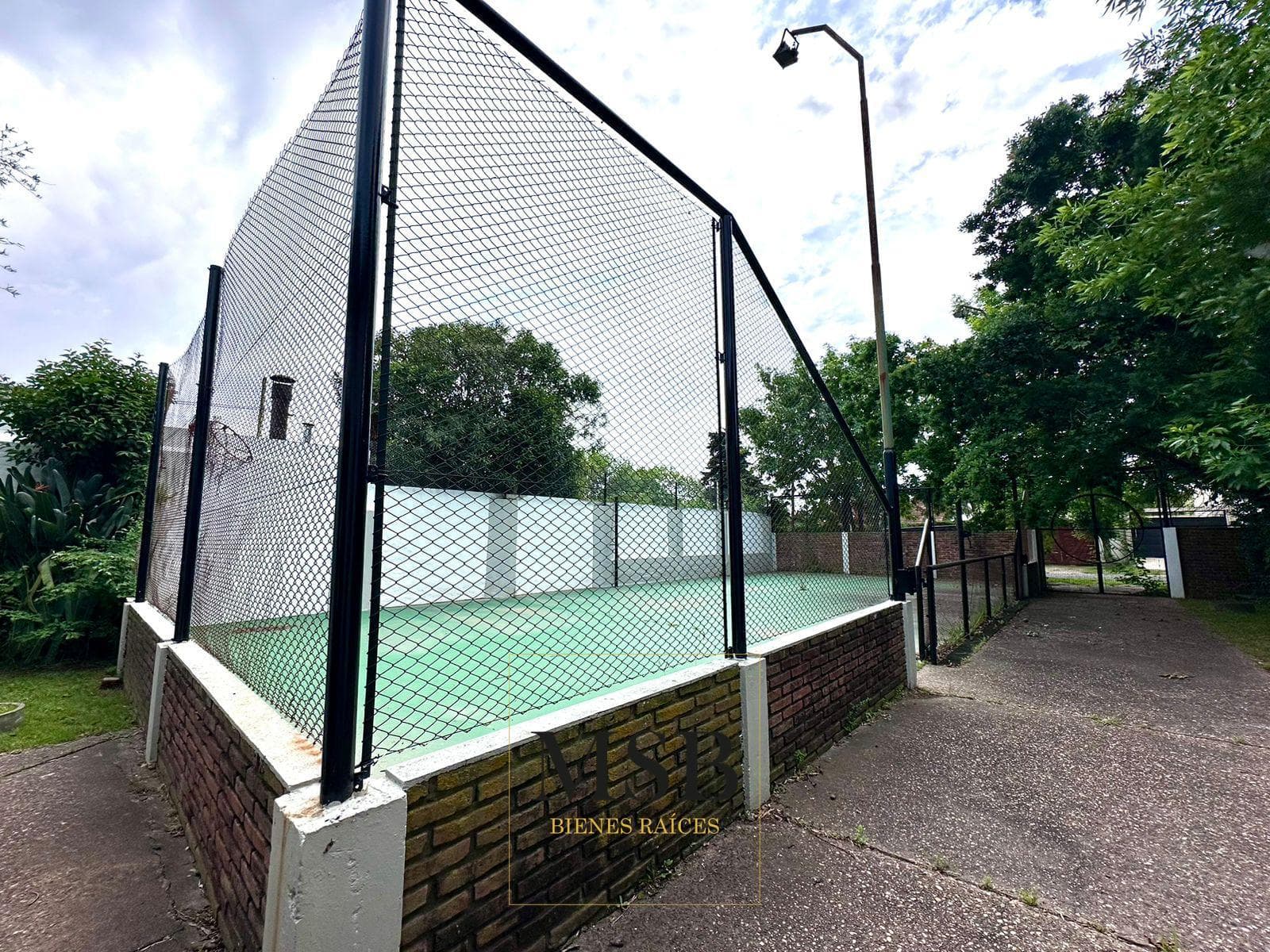 2-bedroom house with a park, pool, and tennis court