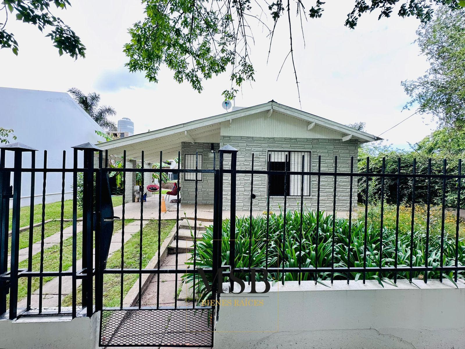 2-bedroom house with a park, pool, and tennis court