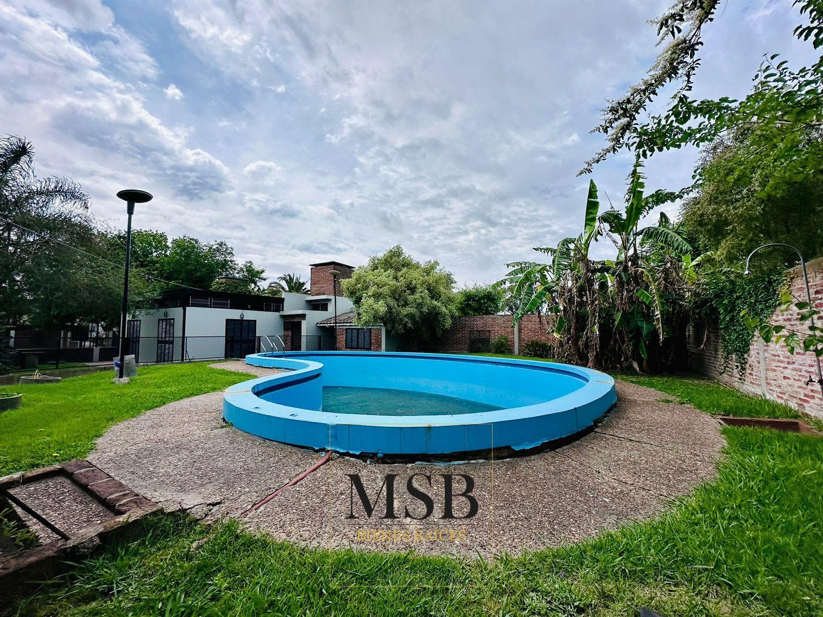 2-bedroom house with a park, pool, and tennis court