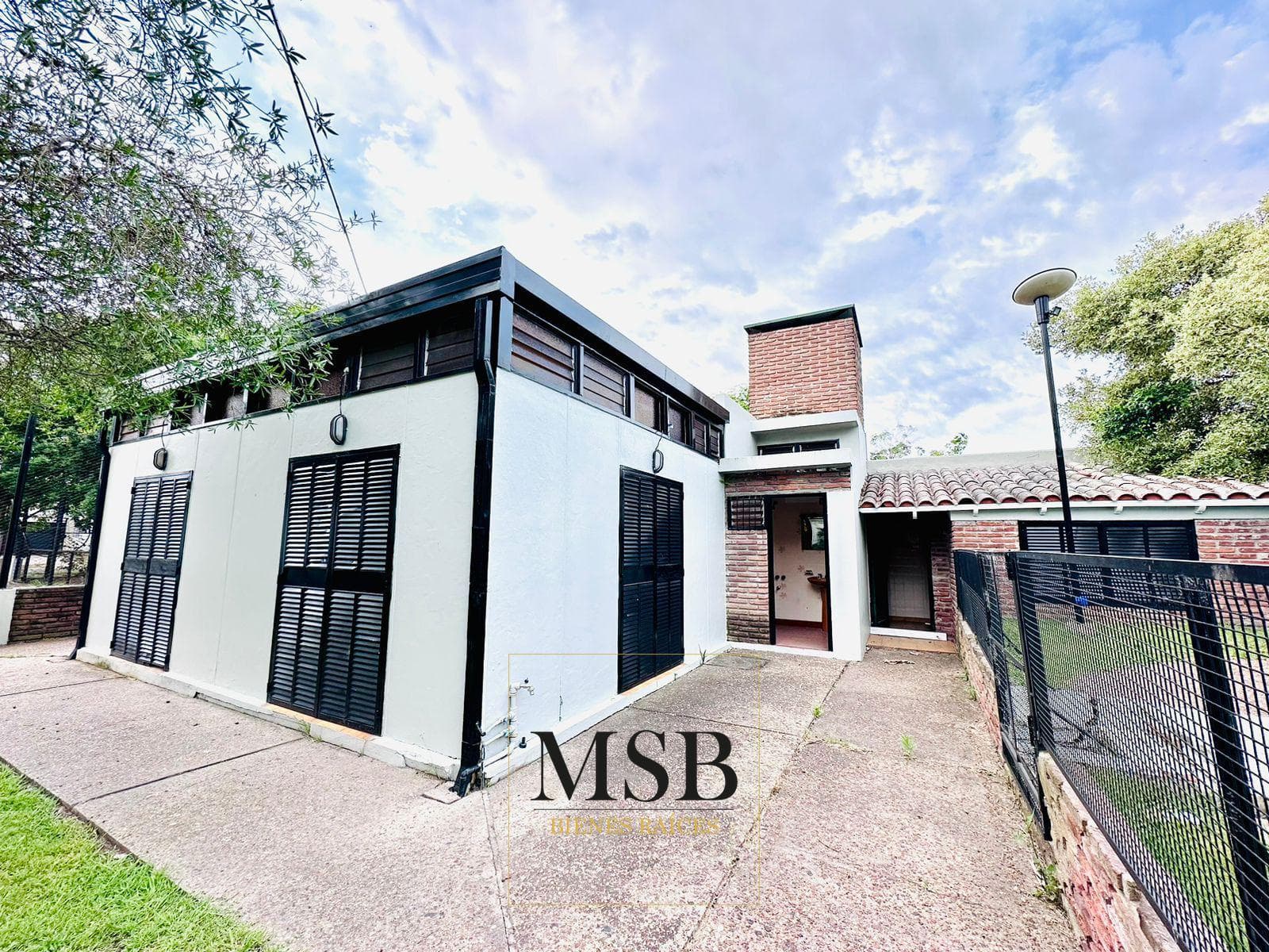 2-bedroom house with a park, pool, and tennis court