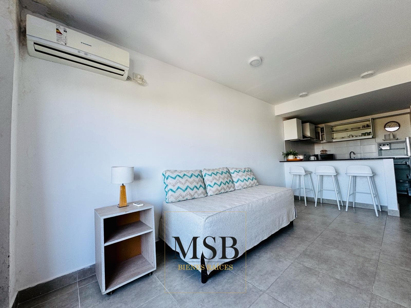 Furnished studio apartment, 54 No. 1582, between 26th and 27th Streets, La Plata