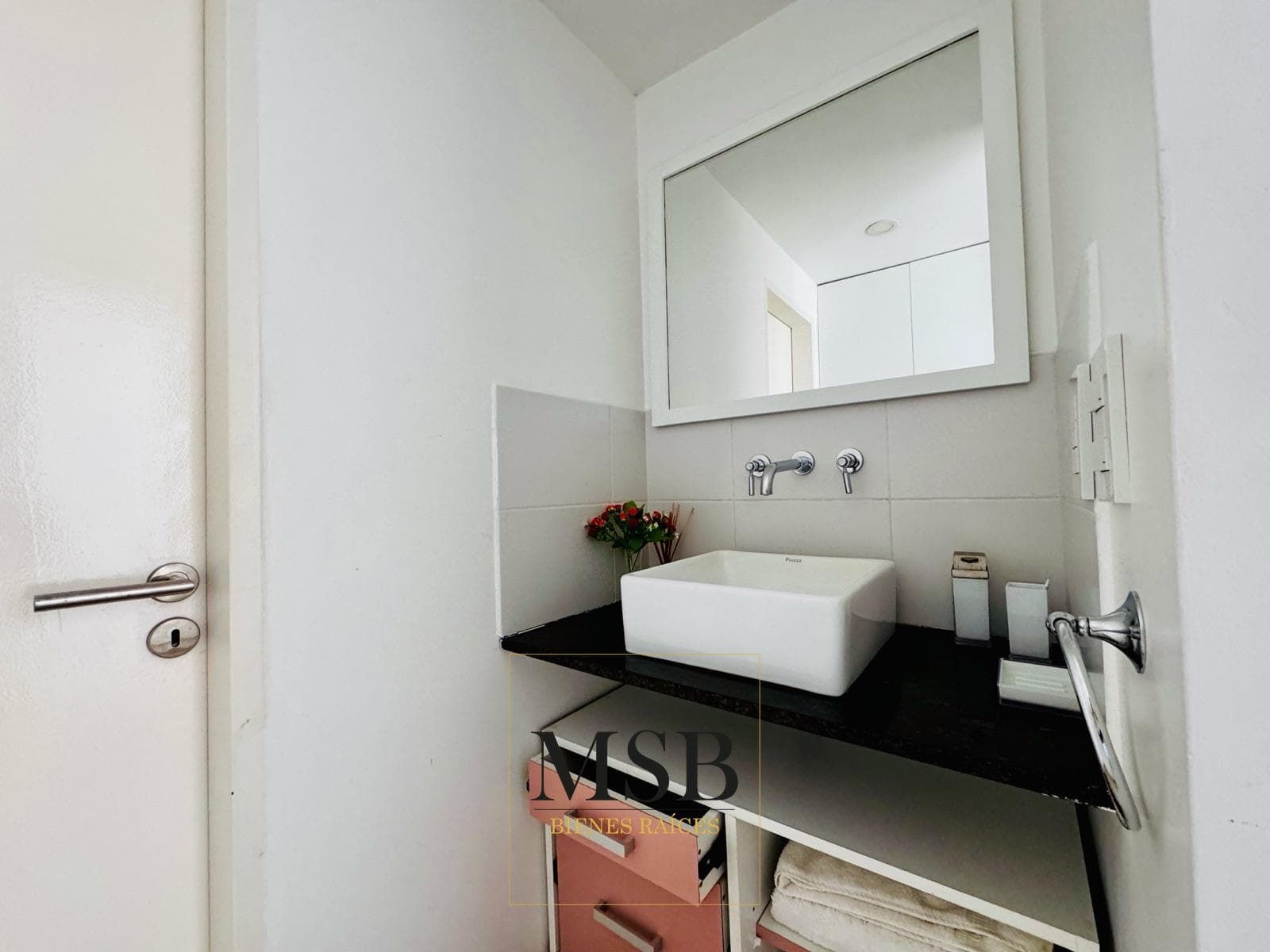 Furnished studio apartment, 54 No. 1582, between 26th and 27th Streets, La Plata