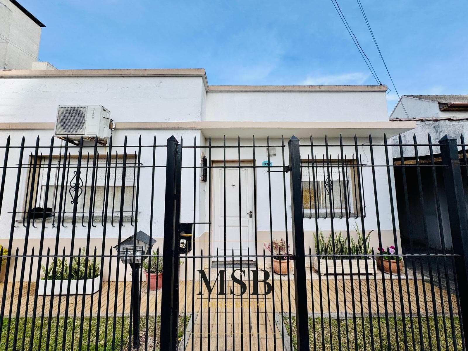 3-room house for sale in downtown Berazategui, suitable for professionals