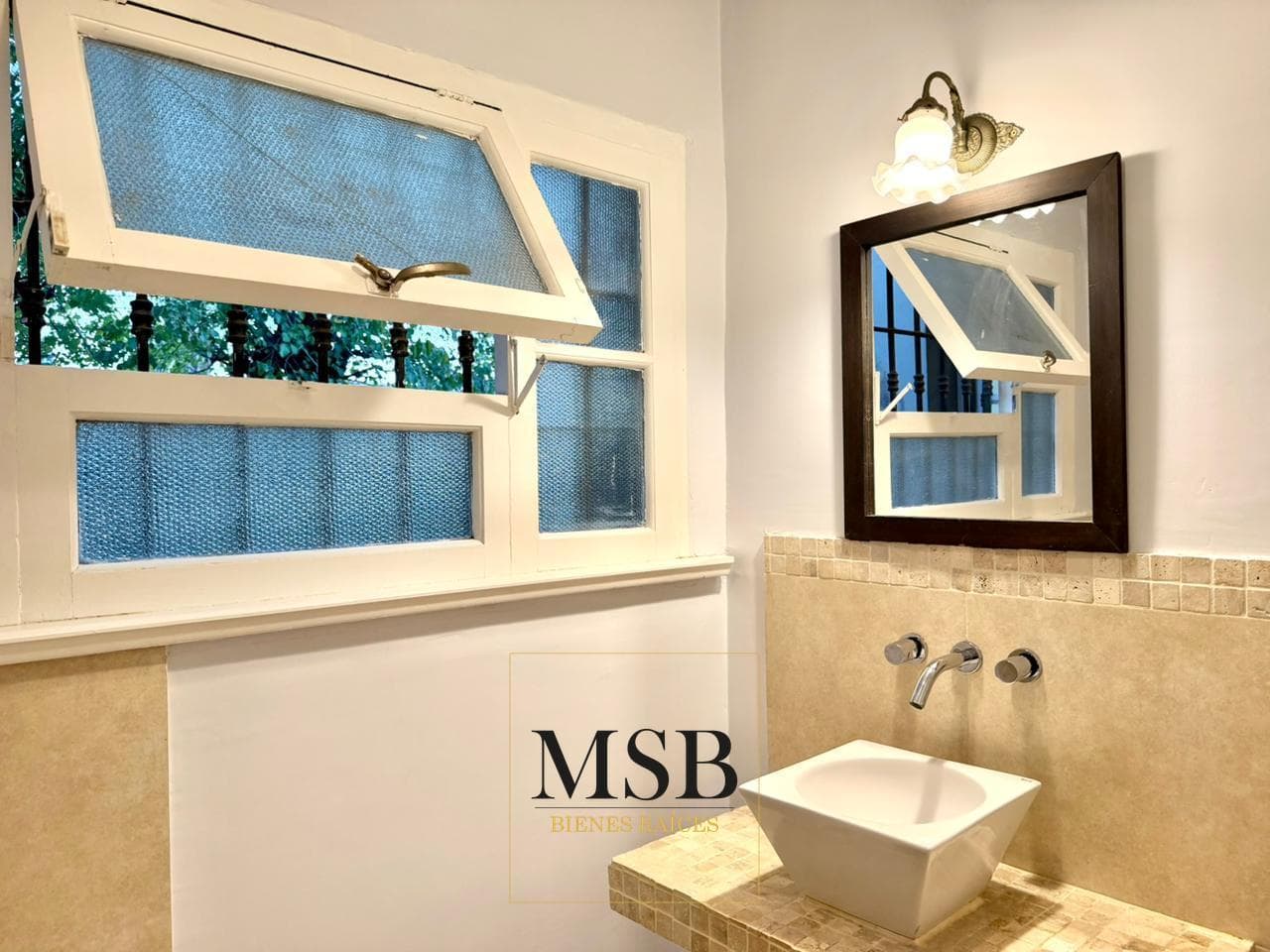 3-Bedroom House with Park and Pool for Sale - Gonnet