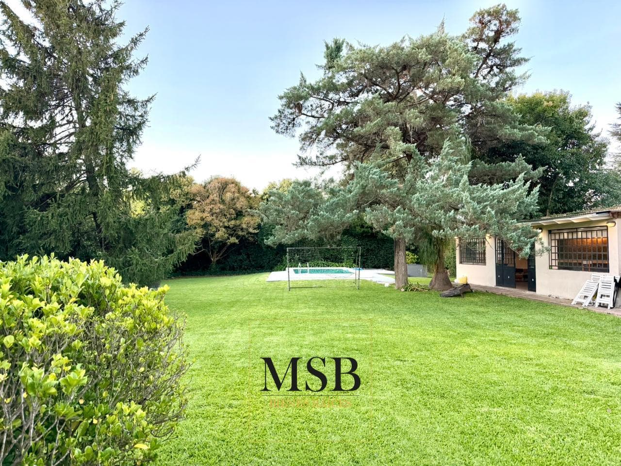 3-Bedroom House with Park and Pool for Sale - Gonnet