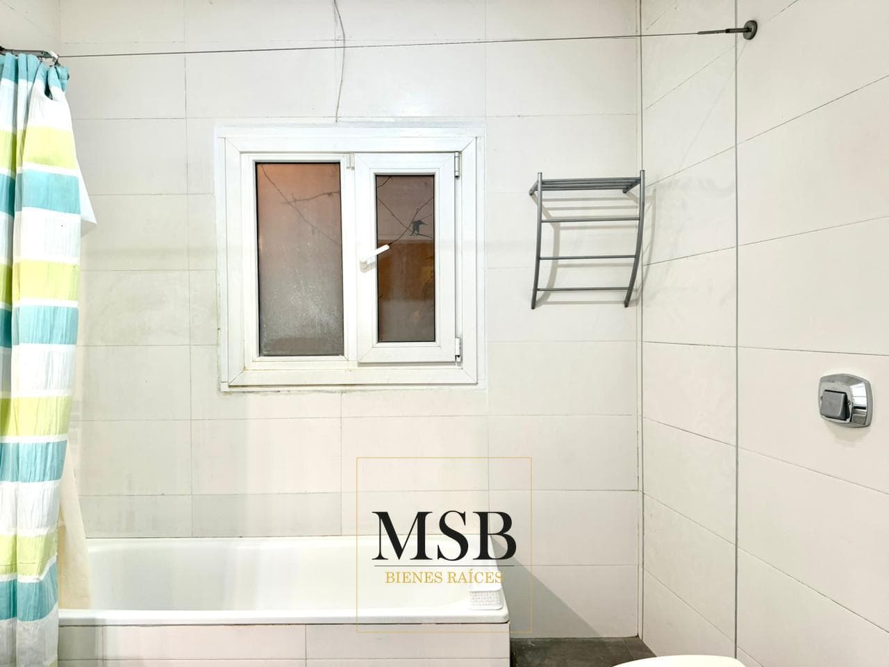 3-Bedroom House with Park and Pool for Sale - Gonnet