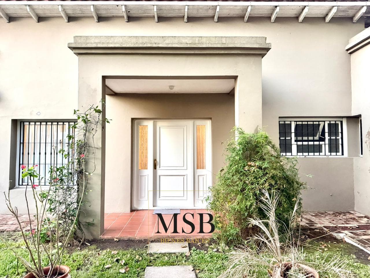 3-Bedroom House with Park and Pool for Sale - Gonnet