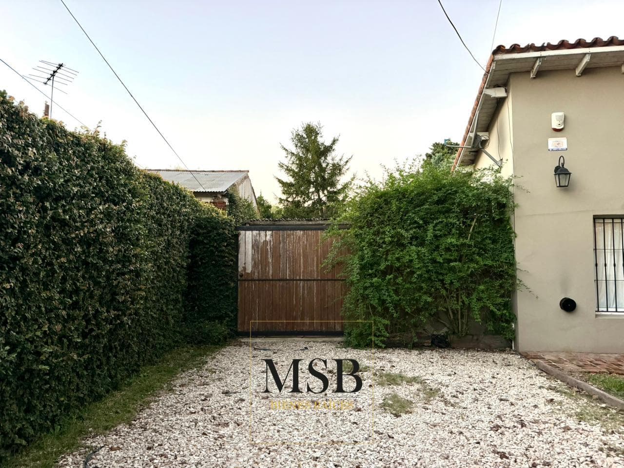 3-Bedroom House with Park and Pool for Sale - Gonnet