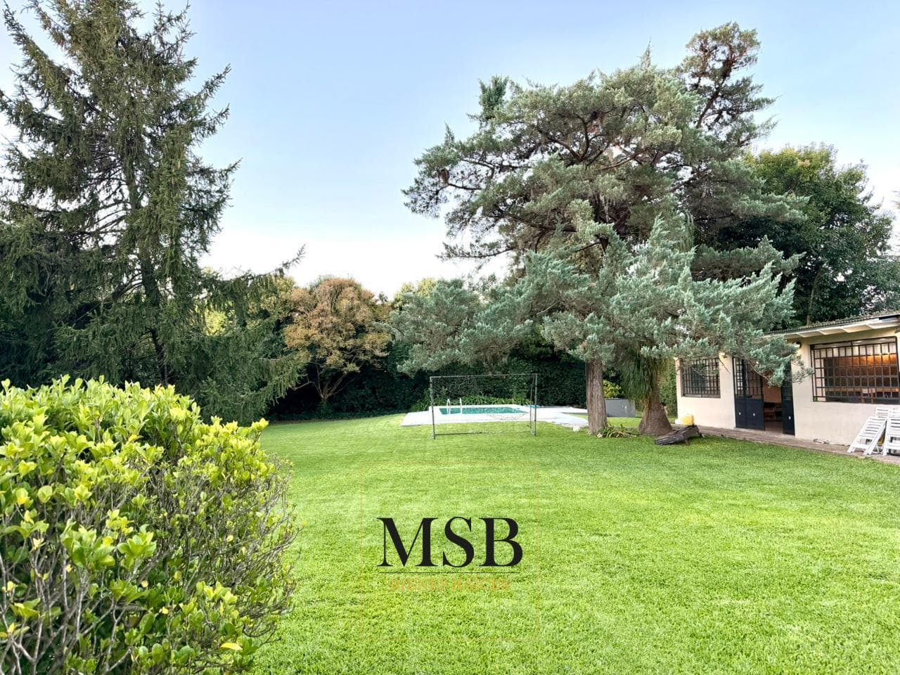 3-Bedroom House with Park and Pool for Sale - Gonnet