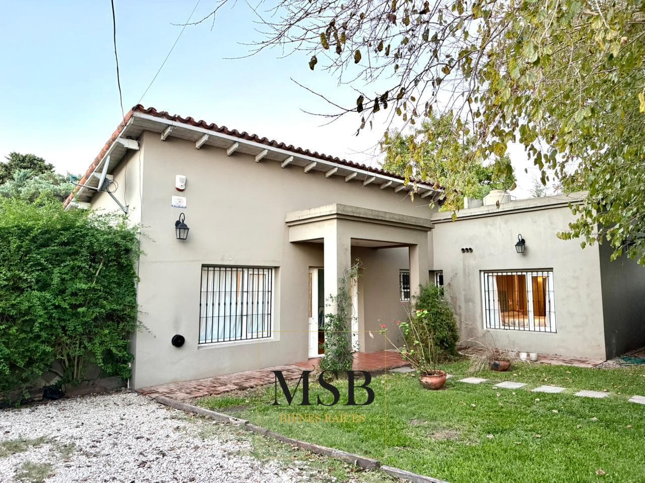 3-Bedroom House with Park and Pool for Sale - Gonnet